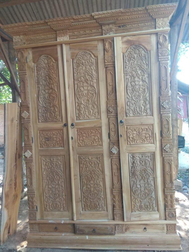 Pintu Klasik Ukir Kudusan